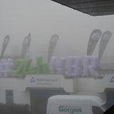 8 Uhr morgens: Die Nürburg war nicht zu sehen. Seit 23:22 Uhr war das Rennen mit der roten Flagge unterbrochen. Der Nebel wurde zu heftig, die Streckenposten konnten sich nicht mehr untereinander sehen.