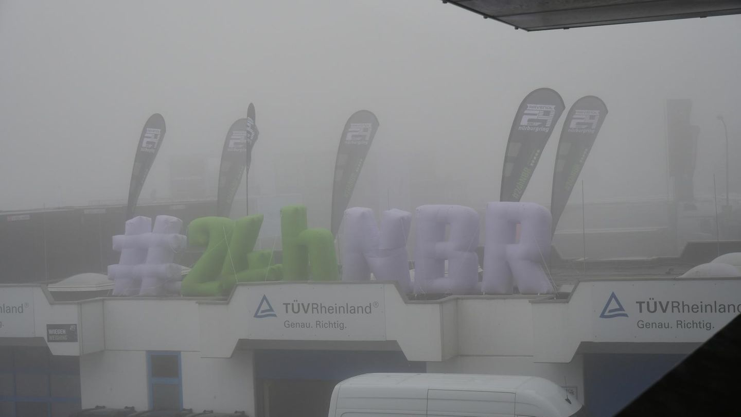 8 Uhr morgens: Die Nürburg war nicht zu sehen. Seit 23:22 Uhr war das Rennen mit der roten Flagge unterbrochen. Der Nebel wurde zu heftig, die Streckenposten konnten sich nicht mehr untereinander sehen.