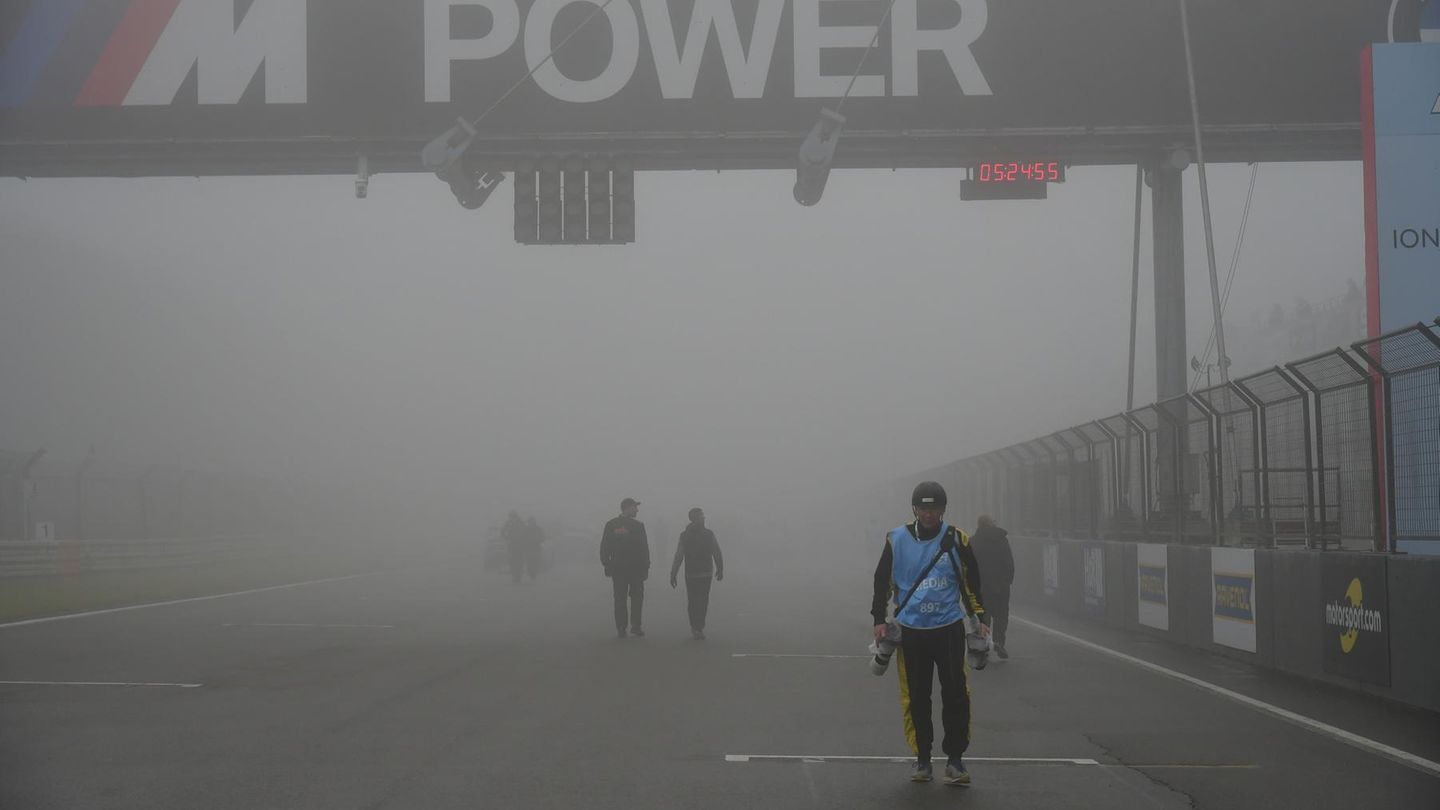 10 Uhr morgens: Die Autos sind wieder vor den Tribünen in Position gegangen. Wird das Rennen überhaupt noch weitergehen?