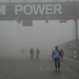 10 Uhr morgens: Die Autos sind wieder vor den Tribünen in Position gegangen. Wird das Rennen überhaupt noch weitergehen?