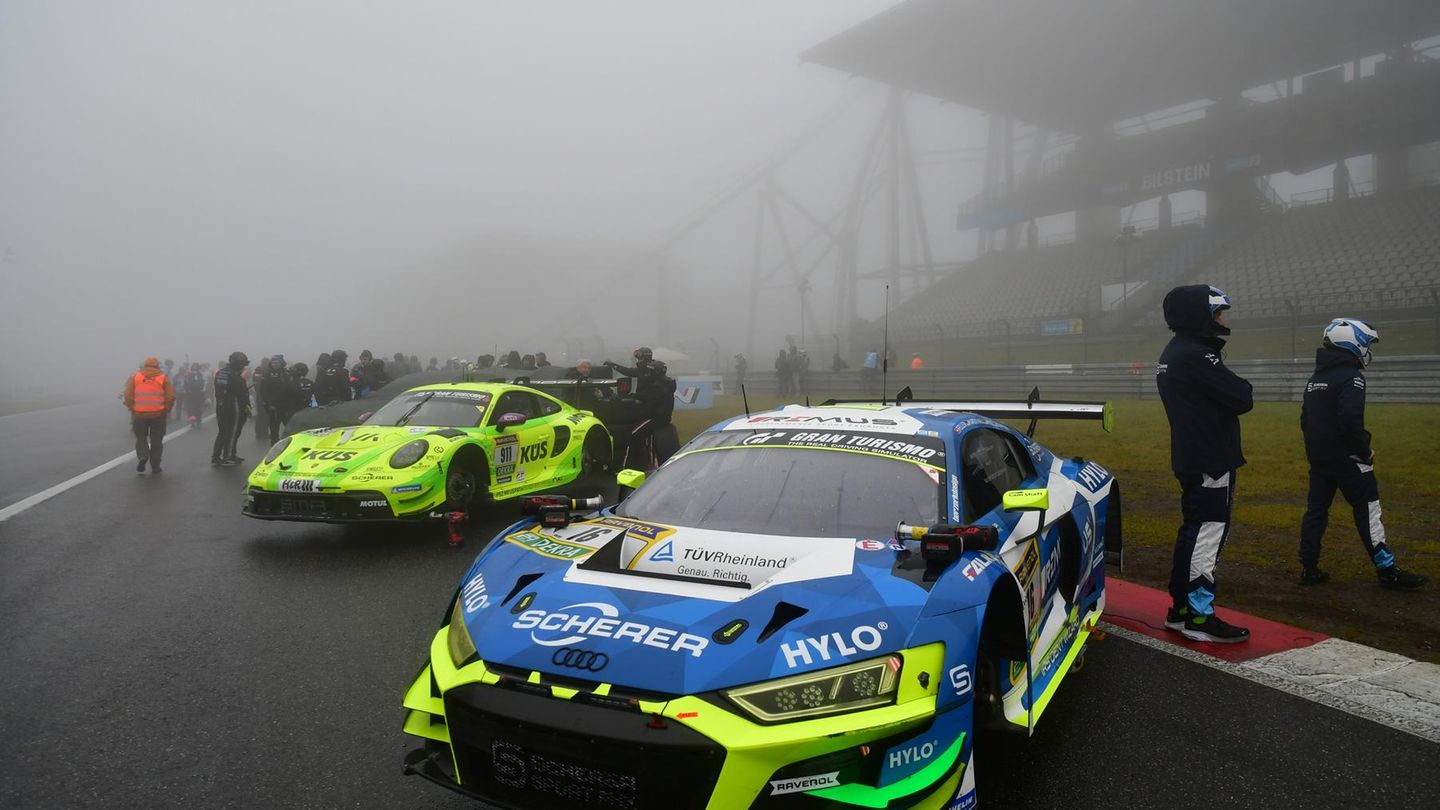 Scherer Sport PHX liegt mit der Nr. 16 und dem Audi R8 LMS GT3 evo ll in Führung. Hinter ihm mit der Startnummer 911 der Manta EMA mit dem Porsche 911 GT3 R (992). Warten ….