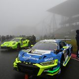 Scherer Sport PHX liegt mit der Nr. 16 und dem Audi R8 LMS GT3 evo ll in Führung. Hinter ihm mit der Startnummer 911 der Manta EMA mit dem Porsche 911 GT3 R (992). Warten ….