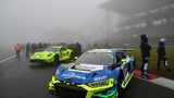 Scherer Sport PHX liegt mit der Nr. 16 und dem Audi R8 LMS GT3 evo ll in Führung. Hinter ihm mit der Startnummer 911 der Manta EMA mit dem Porsche 911 GT3 R (992). Warten ….