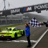 Andrea Schmitz Vorsitzende des ADAC Nordrhein, winkte das Rennen wegen Nebels aus Sicherheitsgründen vorzeitig ab.