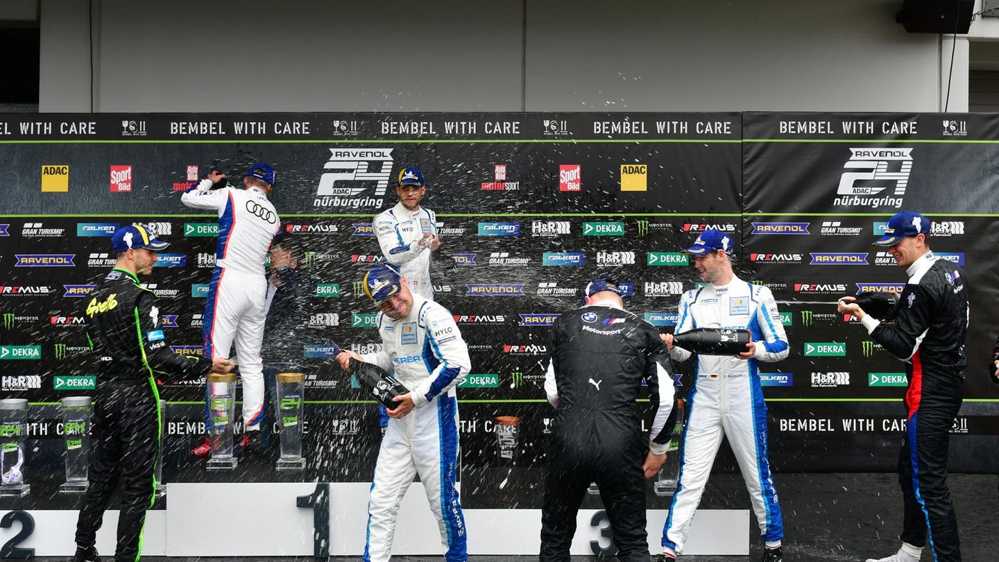 Sektdusche für die Sieger: Scherer Sport PHK Audi R8 LMS GT3 mit den Fahrern Frank Sippler, Christopher Mies, Ricardo Feller und Dennis Marschall