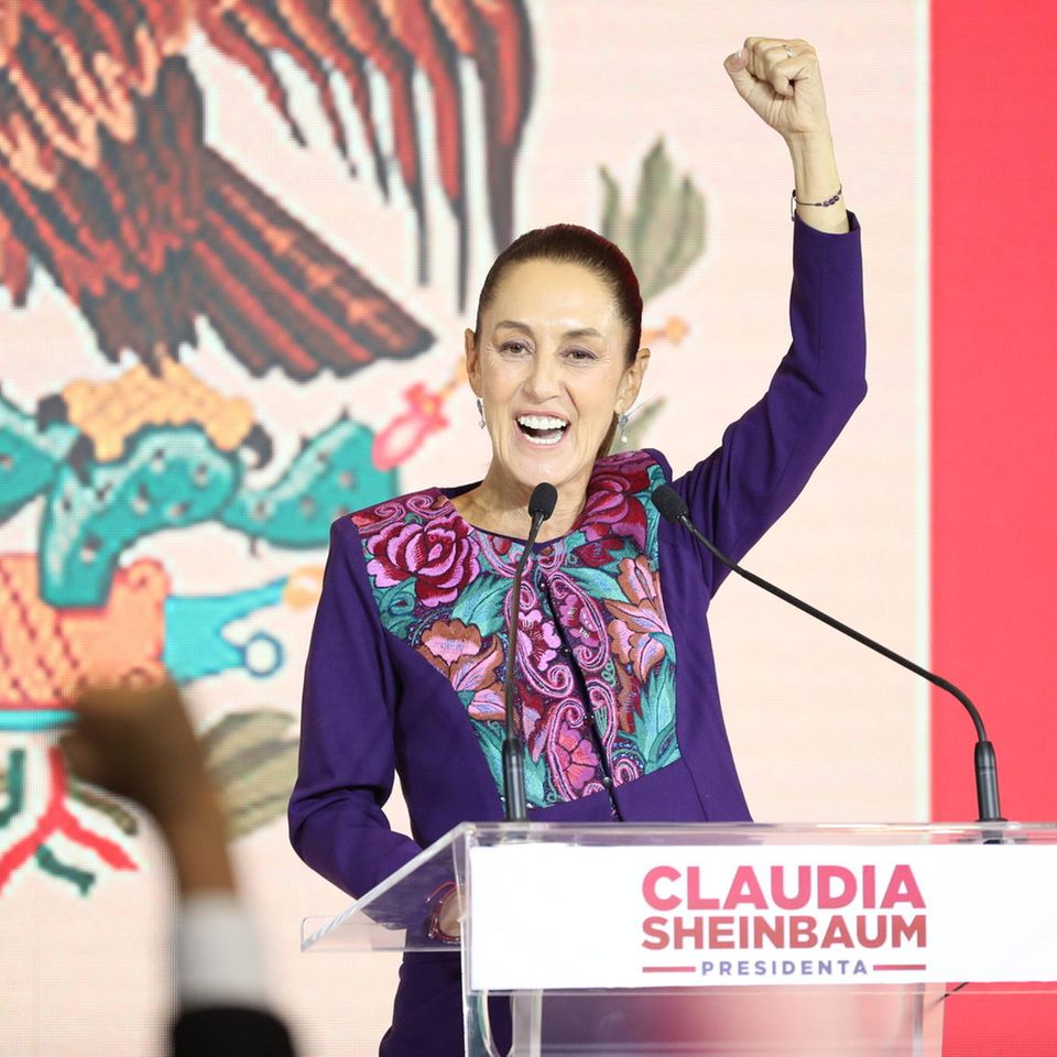 Claudia Sheinbaum, Mexikos kommende Präsidentin, winkt und steigt in ein Auto