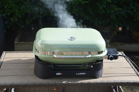 Weber Lumin Elektrogrill steht im Garten