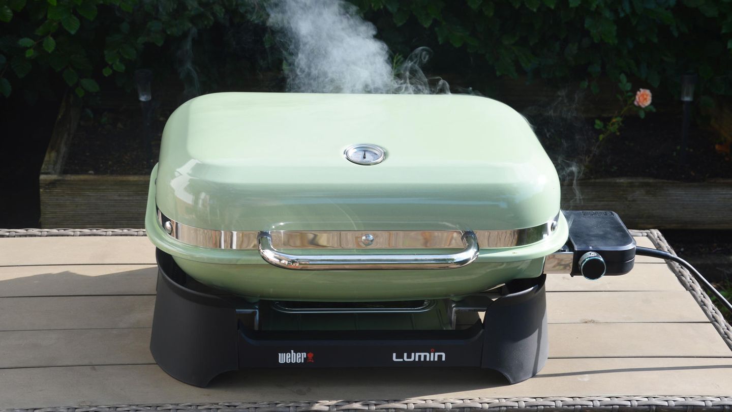 Weber Lumin Elektrogrill steht im Garten