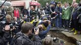 2002: Gerhard Schröder besucht das "Jahrhundert-Hochwasser" in Sachsen
