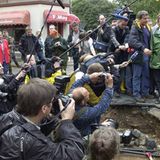 2002: Gerhard Schröder besucht das "Jahrhundert-Hochwasser" in Sachsen