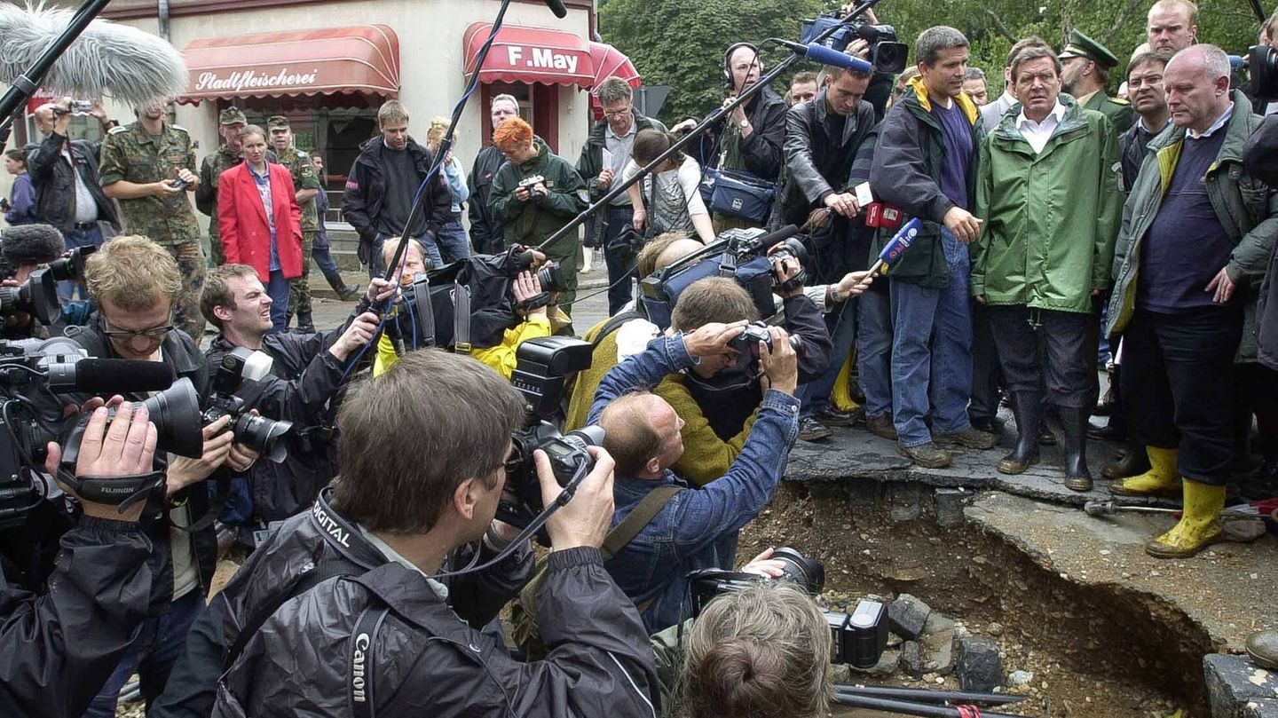 2002: Gerhard Schröder und das Jahrhunderthochwasser in Sachsen 2002: Gerhard Schröder besucht das "Jahrhundert-Hochwasser" in Sachsen