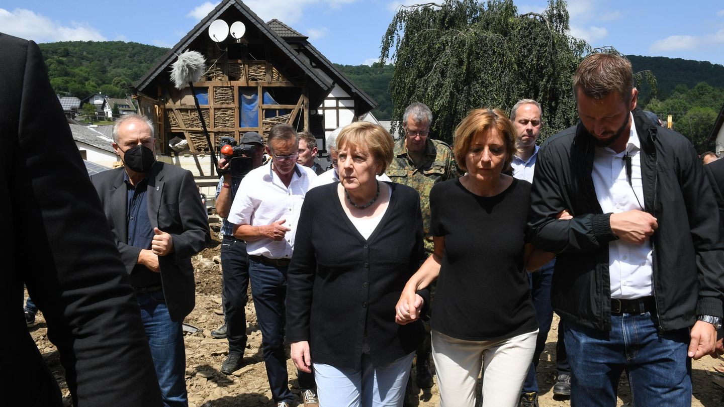 2021: Angela Merkel im Ahrtal Angela Merkel und Malu Dreyer