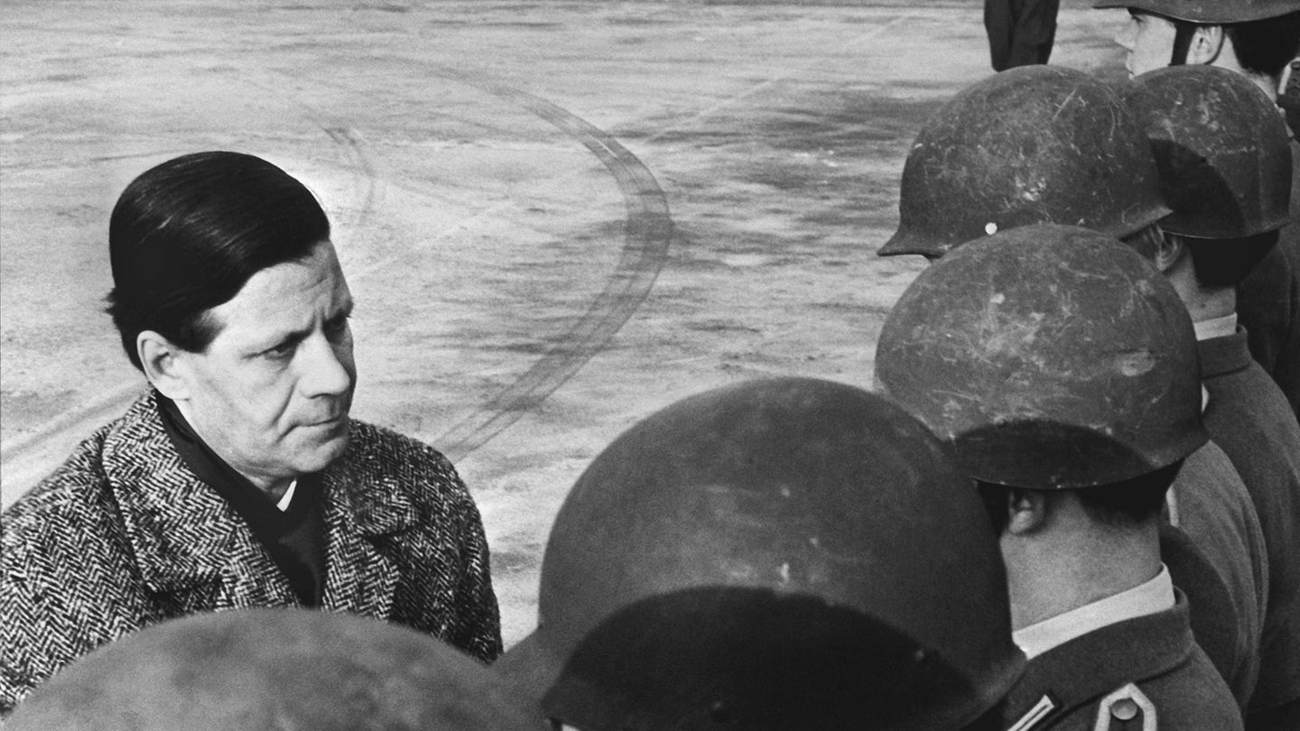 400 beteiligten Soldaten verleiht Helmut Schmidt in dem Jahr die Dankmedaille Hamburgs