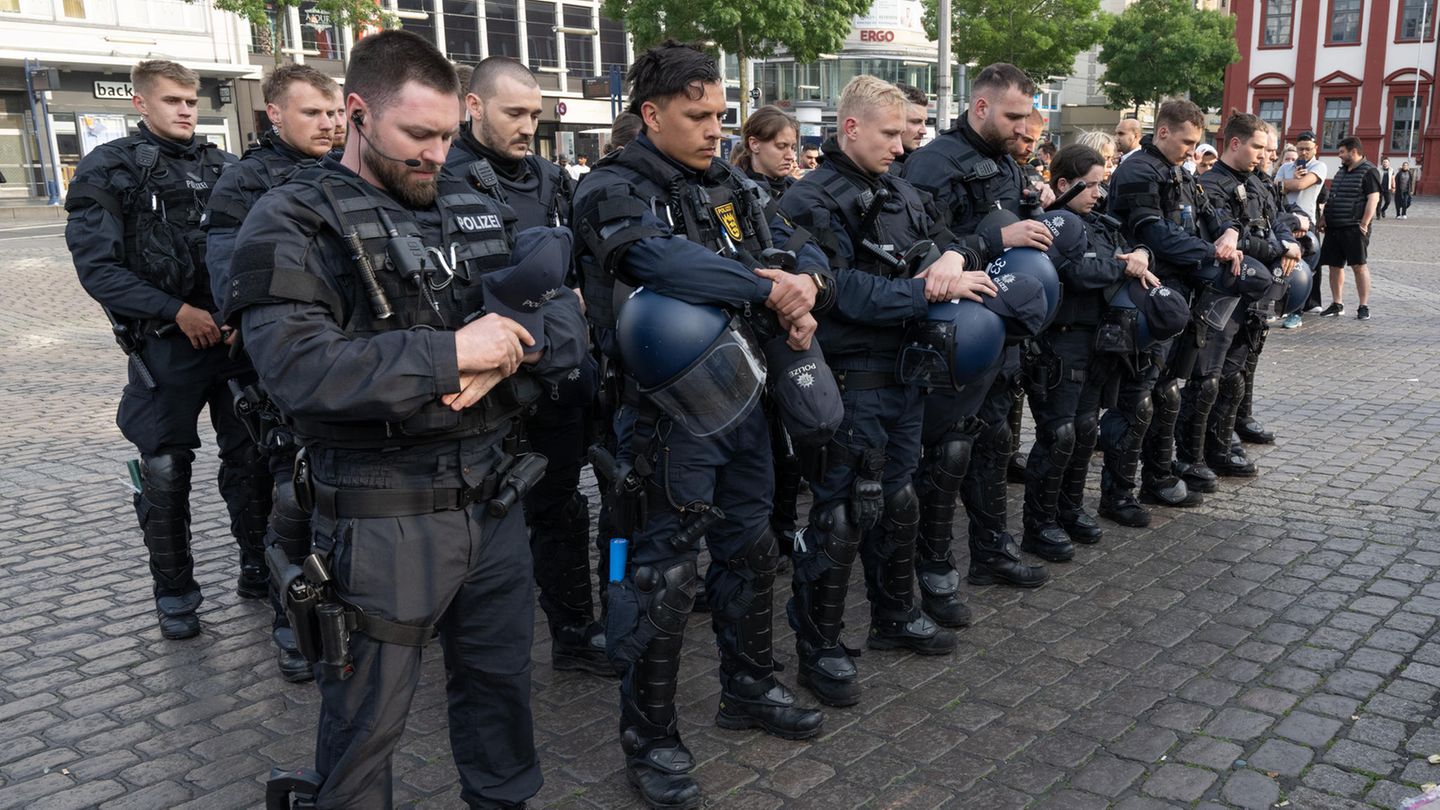Minuten nach dem Bekanntwerden seines Todes trauern Polizisten auf dem Marktplatz in Mannheim um ihren getöteten Kollegen