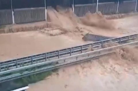 Wassermassen stürzen auf Fahrbahn der B10 in Ebersbach