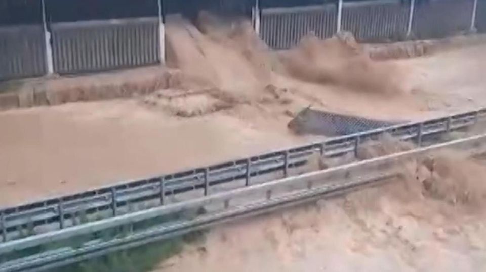 Ebersbach Wassermassen stürzen auf Fahrbahn der B10 in Ebersbach