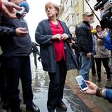 Angela Merkel (CDU) spricht am 04.06.2013 in den Straßen von Pirna (Sachsen) beim Hochwasser mit Reportern.