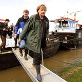 Angela Merkel besucht das Hochwassergebiet 2006