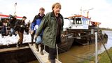 Angela Merkel besucht das Hochwassergebiet 2006