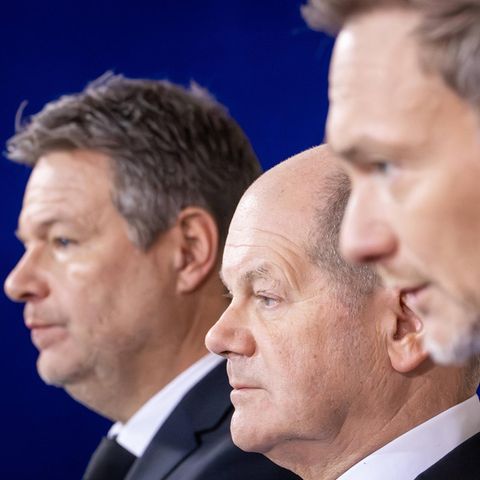 Wirtschaftsminister Robert Habeck (Grüne), Bundeskanzler Olaf Scholz (SPD) und Finanzminister Christian Lindner (FDP, v. l.)