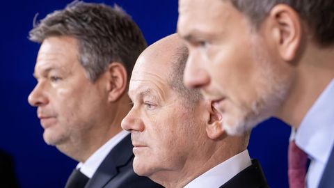 Wirtschaftsminister Robert Habeck (Grüne), Bundeskanzler Olaf Scholz (SPD) und Finanzminister Christian Lindner (FDP, v. l.)