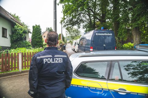 Tirpersdorf, Sachsen: Polizeibeamte stehen an einem Tatort auf der Straße