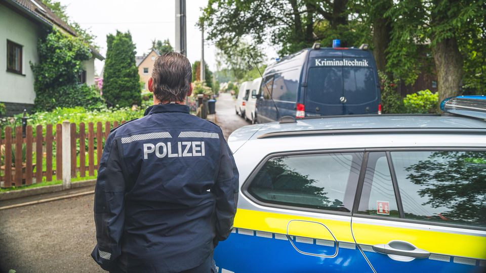 Tirpersdorf, Sachsen: Polizeibeamte stehen an einem Tatort auf der Straße
