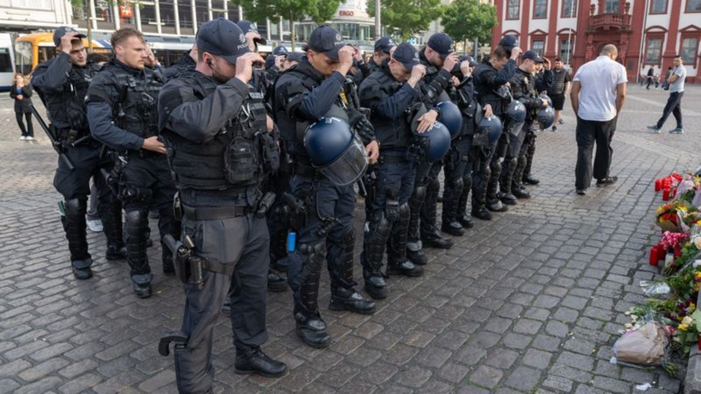 Mannheim: Polizisten halten in Mannheim eine Mahnwache für ihren getöteten Kollegen ab. Er starb mit 29 Jahren.  © Boris Roessler/dpa