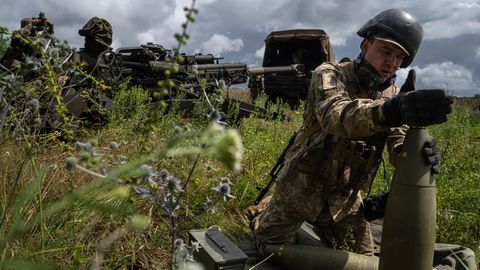 Ein ukrainischer Soldat installiert den Zünder an einer Granate