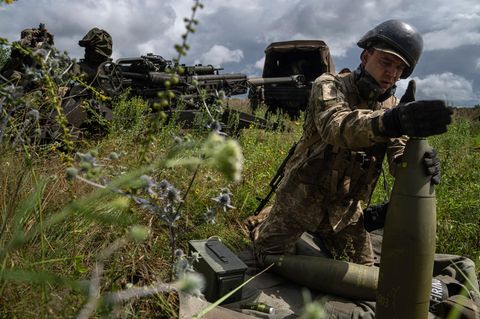 Ein ukrainischer Soldat installiert den Zünder an einer Granate