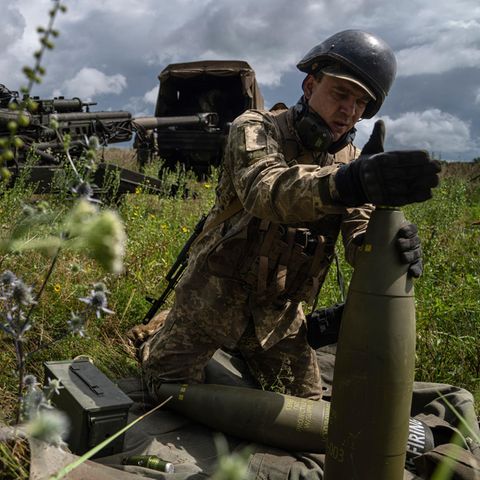 Ein ukrainischer Soldat installiert den Zünder an einer Granate