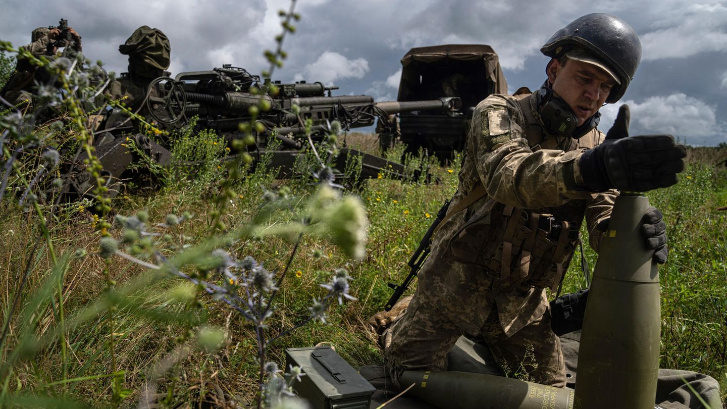 Psychoanalytiker über Traumata: Ein ukrainischer Soldat installiert den Zünder an einer Granate Ein ukrainischer Soldat installiert den Zünder an einer Granate