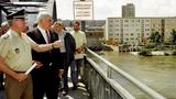 Ohne Gummistiefel und mit Anzug besuchte Bundeskanzler Helmut Kohl im Juli 1997 Frankfurt an der Oder.