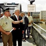 Ohne Gummistiefel und mit Anzug besuchte Bundeskanzler Helmut Kohl im Juli 1997 Frankfurt an der Oder.