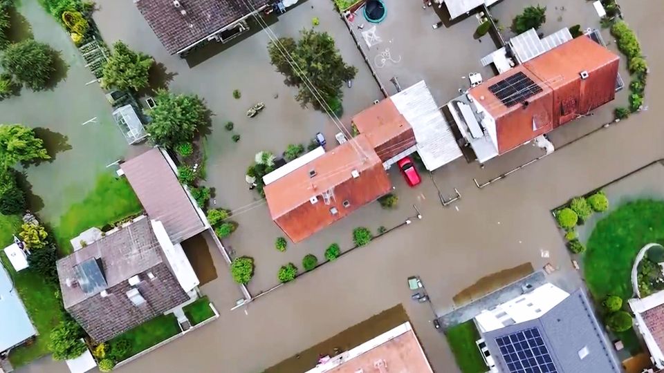 Hochwasser Luftaufnahmen zeigen dramatische Flutsituation in Bayern