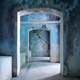 Der Prunk und Prestige vergangener Tage ist heute an vielen Orten nur noch erahnbar. Zum Beispiel in Rumänien, genauer gesagt in der Kleinstadt Herkulesbad in der rumänischen Region Banat im Westen des Landes. Dort verfällt das einstige Kaiserbad Neptun. Und zwar sehr zum Ärger der Anwohner, die den kulturreichen Ort erhalten möchten. Die Initiative steht allerdings vor bürokratischen – und finanziellen – Hürden. Bis eine Entscheidung über die Zukunft der Badeanstalt steht, bröckeln die Wände weiter. 