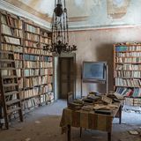 "Sagenhafte Orte existieren nicht nur in Geschichten. Oft liegen sie versteckt, direkt vor unserer Nase, und warten nur darauf, entdeckt zu werden", schreiben die Autoren. Wer mit offenen Augen durch die Welt spaziert, kann Lost Places überall entdecken – direkt vor der Haustür oder am fernen Reiseziel. Das ist es auch, was die Autoren mit ihren beeindruckenden Abenteuern weitergeben wollen: Neugierig auf das zu bleiben, was uns die Welt bietet. Ein letzter Rat der Autoren lautet deshalb: "Stay curios and keep exploring."