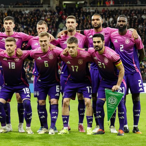 Die Fußball-Nationalmannschaft von Deutschland posiert für ein Mannschaftsfoto