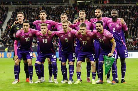 Die Fußball-Nationalmannschaft von Deutschland posiert für ein Mannschaftsfoto