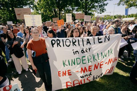 Pflegerinnen protestieren vor der MHH