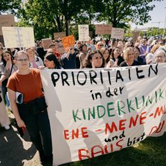 Pflegerinnen protestieren vor der MHH