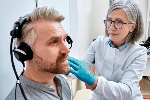 Hier finden Sie ausgezeichnete Rehakliniken im Bereich Stimm- und Gehörerkrankungen. 