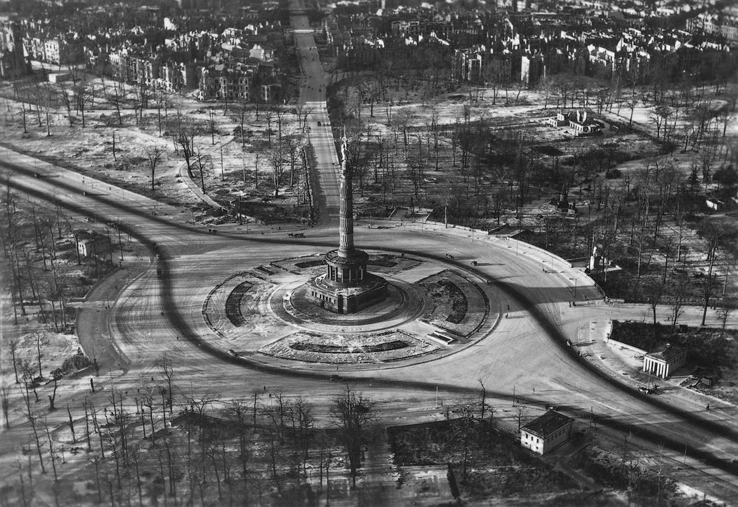 Die Siegessäule in Berlin, Luftaufnahme in schwarz-weiß