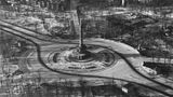 Die Siegessäule in Berlin, Luftaufnahme in schwarz-weiß