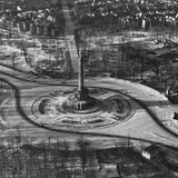 Die Siegessäule in Berlin, Luftaufnahme in schwarz-weiß
