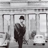 Eine junge Frau posiert vor dem Brandenburger Tor in Berlin- schwarz-weiß-Aufnahme