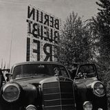 Ein alter Mercedes mit offenen Türen vor dem Berliner Tiergarten