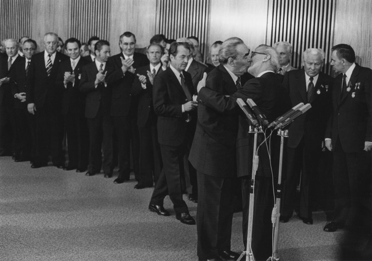 Staatschefs Leonid Breschnew und Erich Honecker während des sozialistischen Bruderkusses