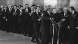 Staatschefs Leonid Breschnew und Erich Honecker während des sozialistischen Bruderkusses