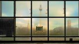halb durchsichtige Fenster lassen den Berliner Fernsehturm erkennen.